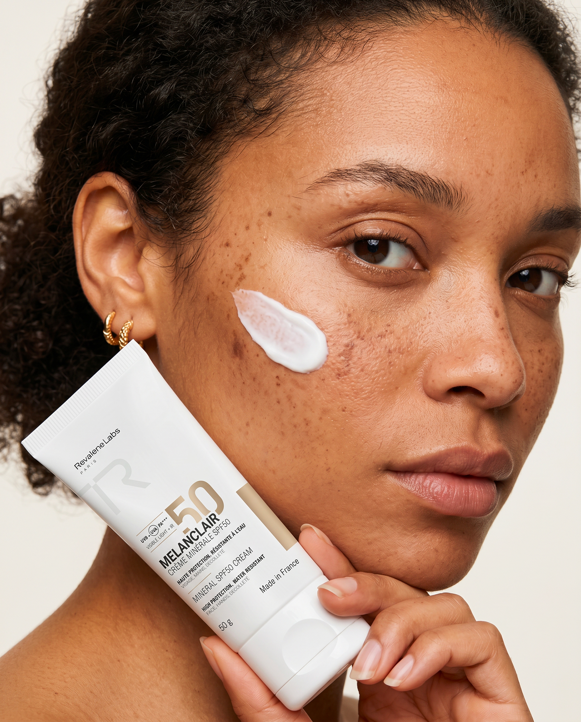 crème solaire sur peau halée